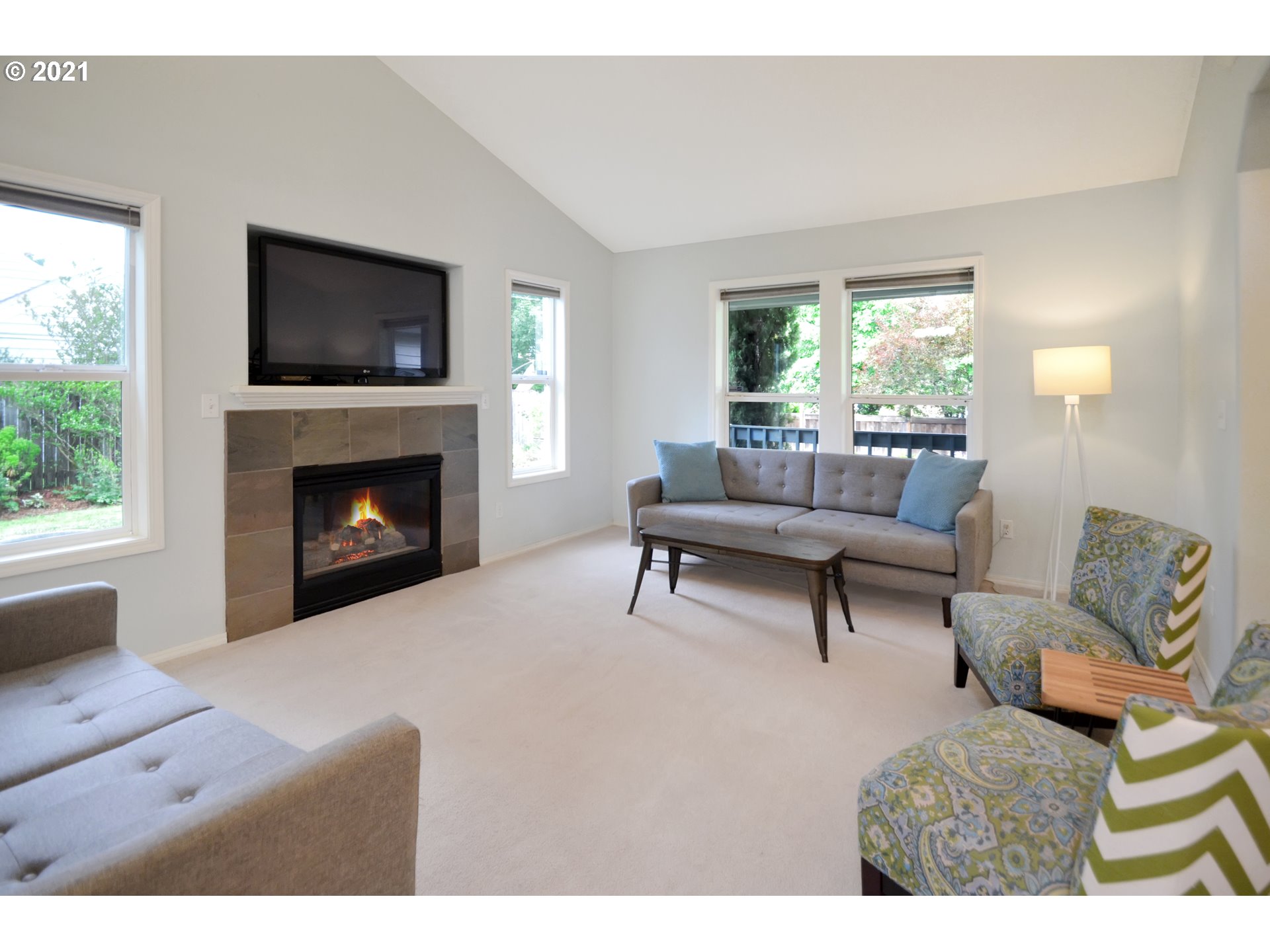 8045 Southwest Mapleleaf Street Tigard, OR 97223 - Photo 7 of 29 Gallery Image 7