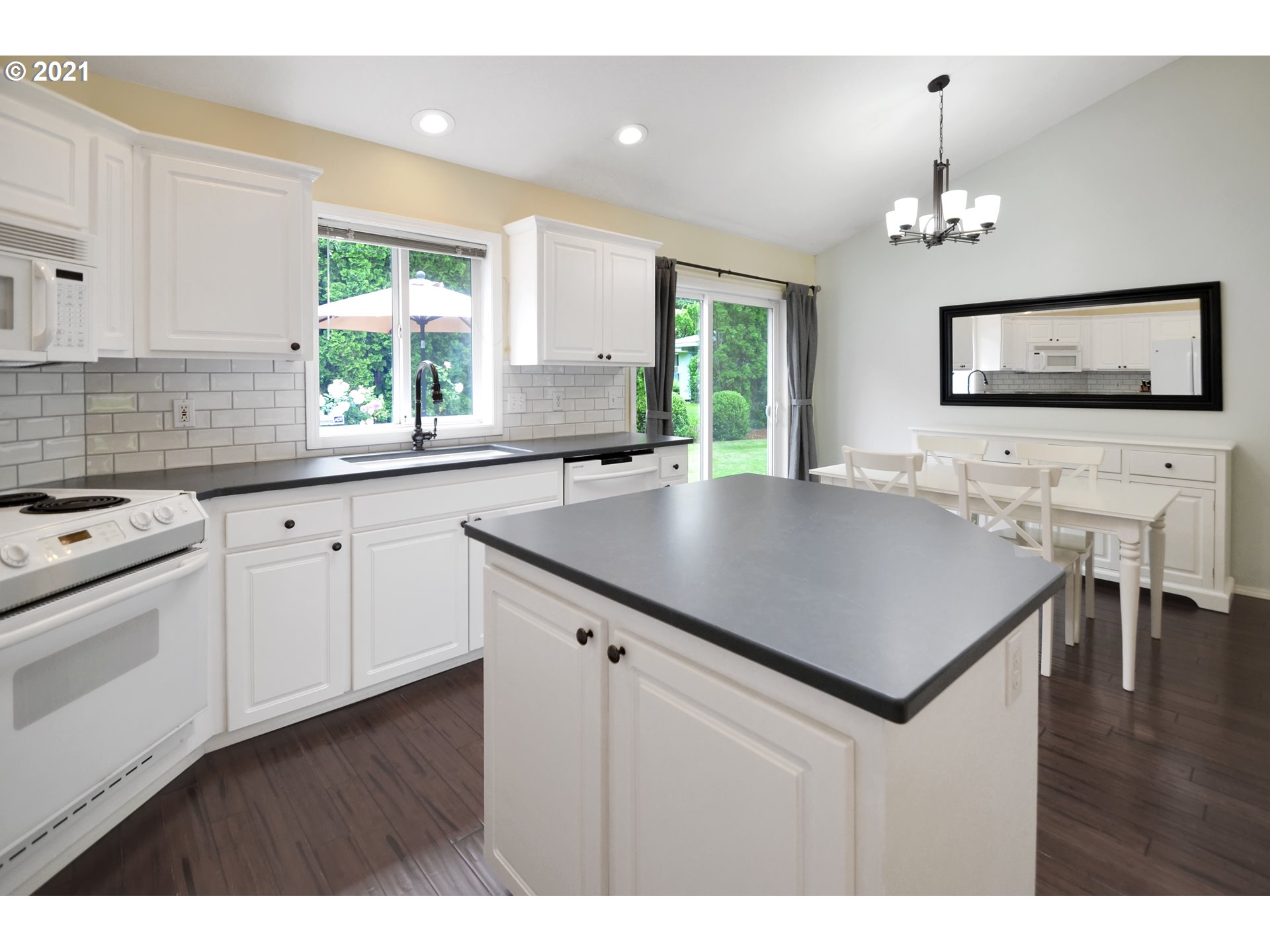 8045 Southwest Mapleleaf Street Tigard, OR 97223 - Photo 9 of 29 Gallery Image 9