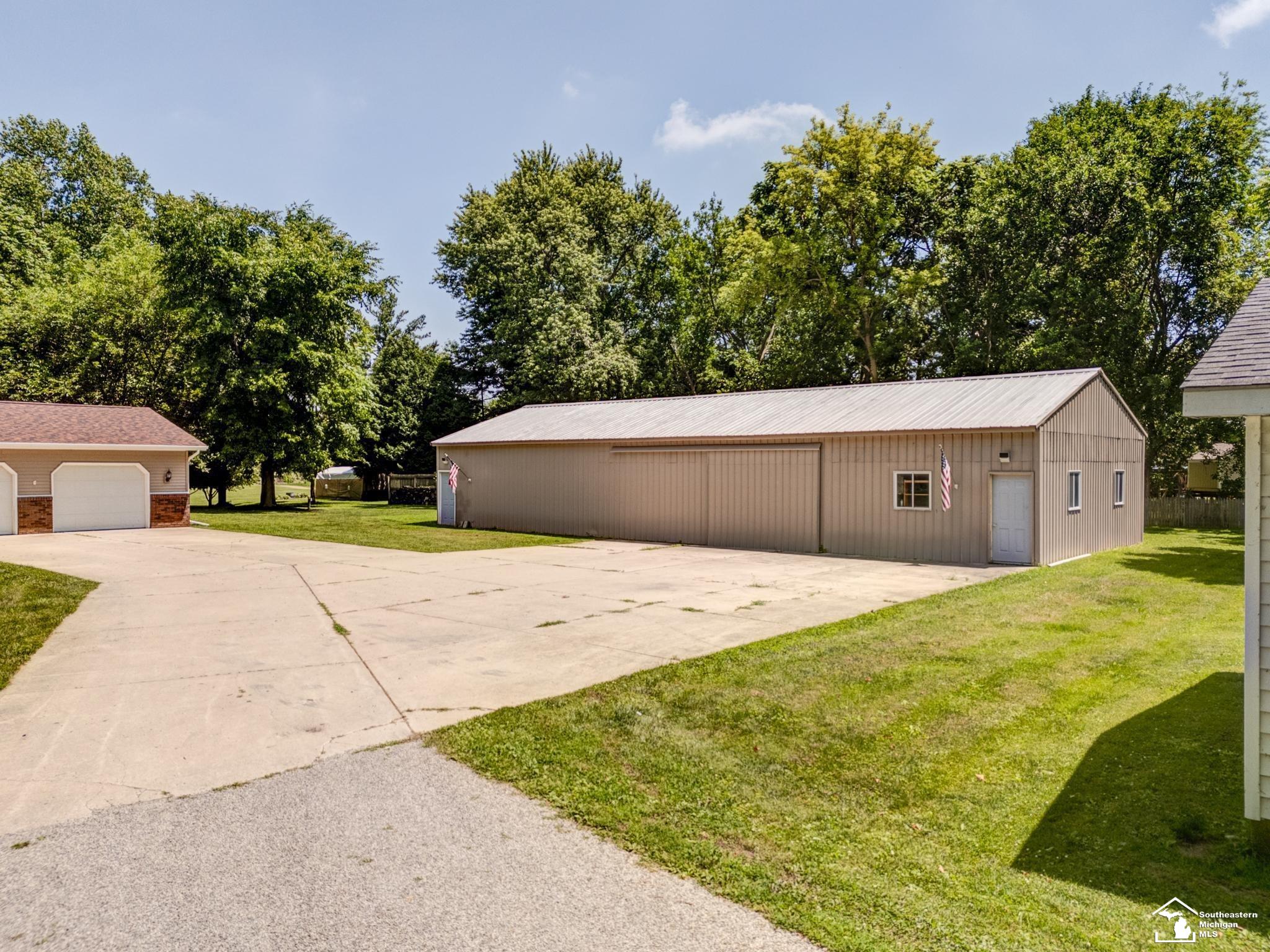 8870 Dixon Road Monroe, MI 48161 - Photo 2 of 45
