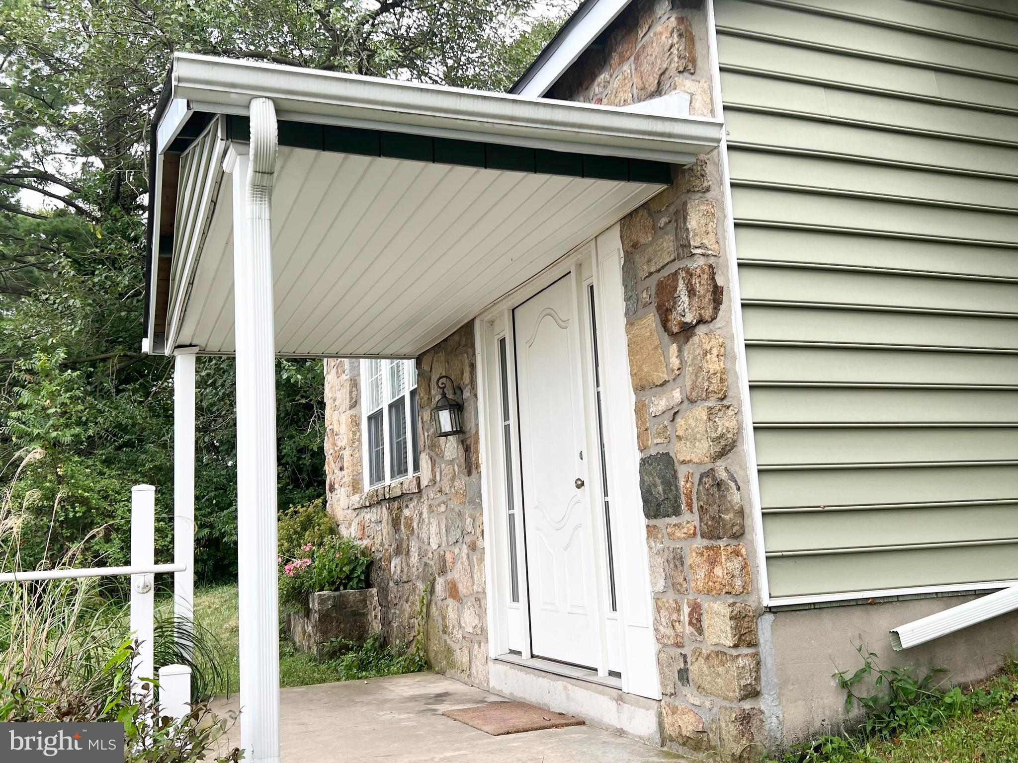 952 Highwood Street Reading, PA 19607 - Photo 3 of 19 Gallery Image 3