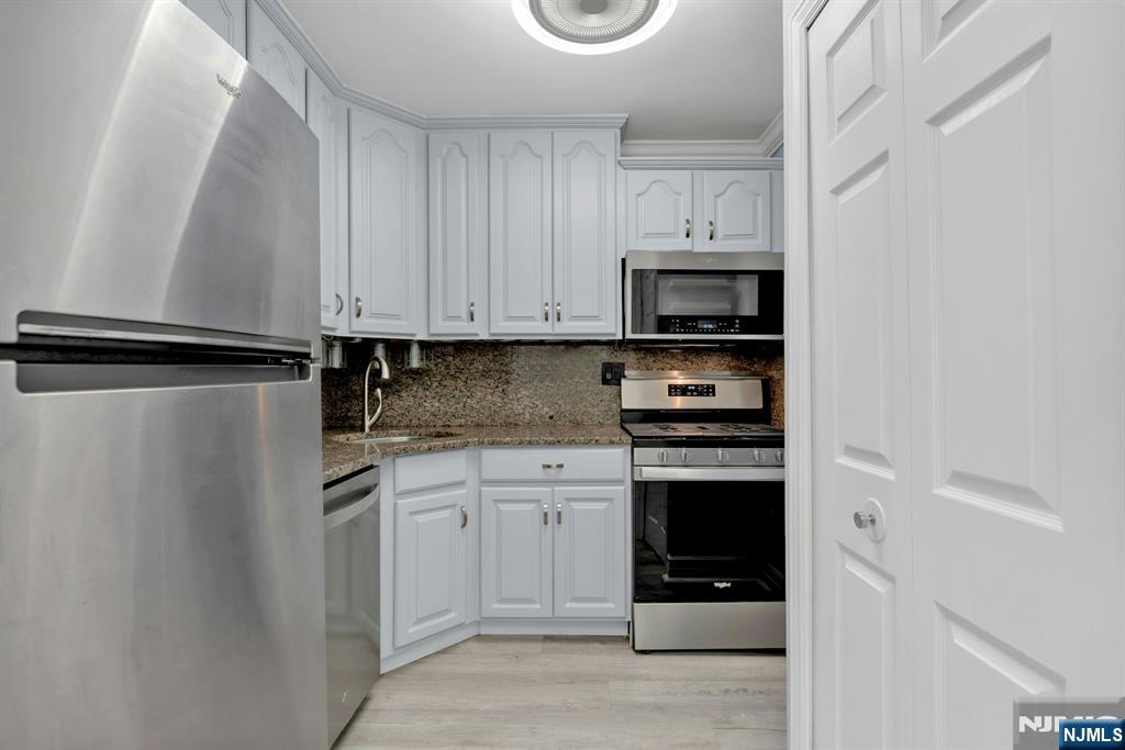 2000 Linwood Avenue, Unit 4P Fort Lee, NJ 07024 - Photo 2 of 21