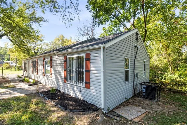 $200,000 | 2020 Brickel Boulevard, Kansas City, KS 66104