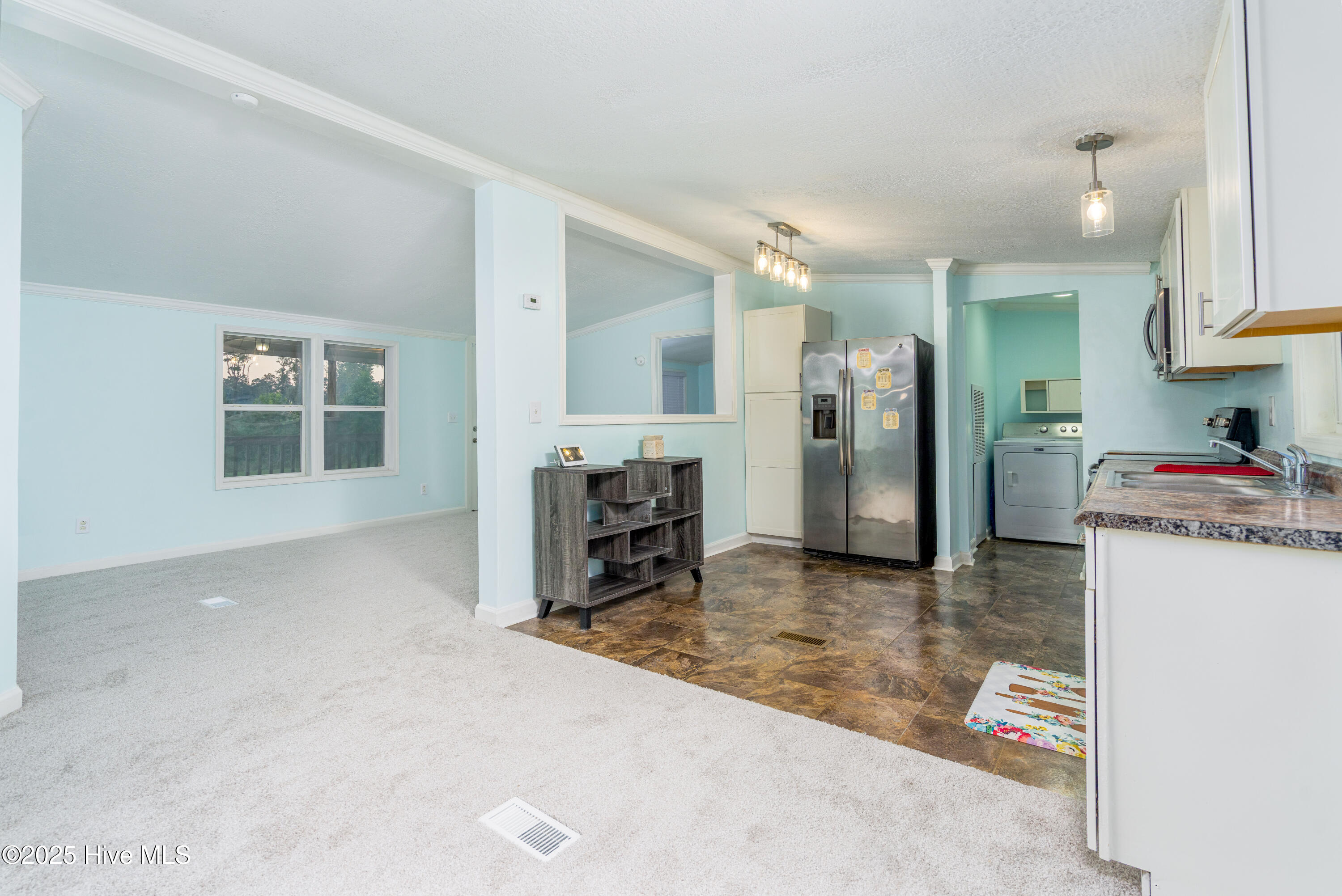 204 Kings Parkway Hubert, NC 28539 - Photo 15 of 30 Kitchen from Eat in