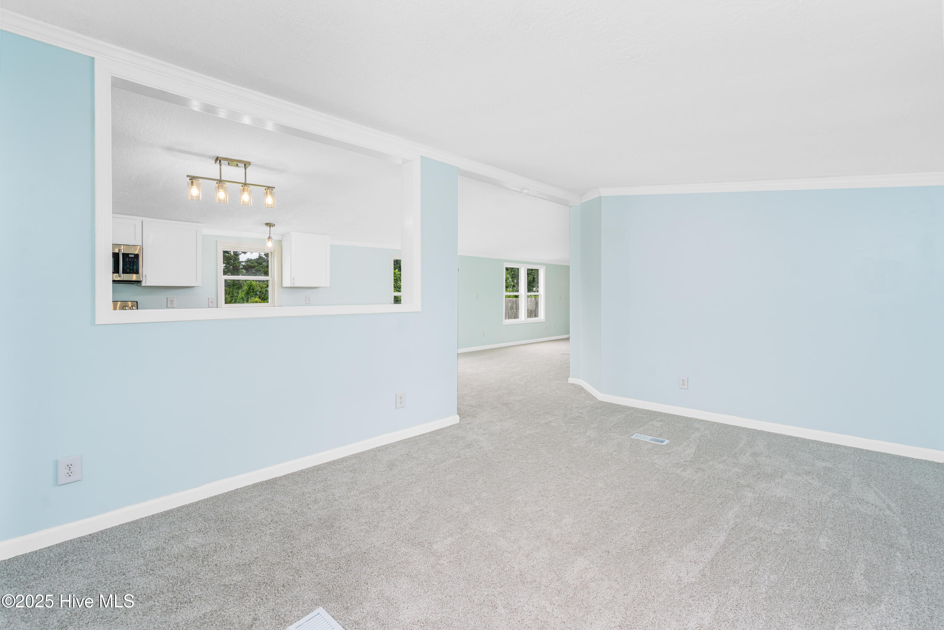 204 Kings Parkway Hubert, NC 28539 - Photo 6 of 30 Living Room