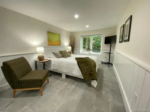 a en suite bathroom with a sink toilet and a mirror