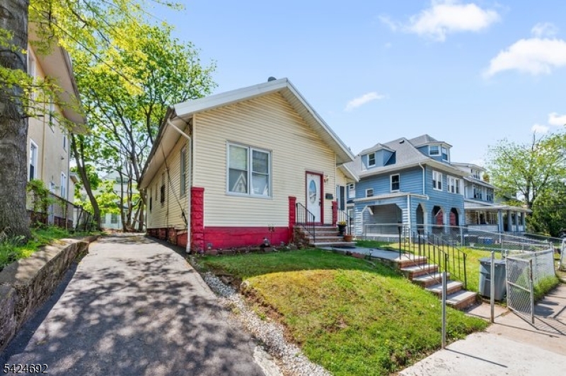 42 Scheerer Avenue Newark, NJ 07112 - Photo 2 of 34