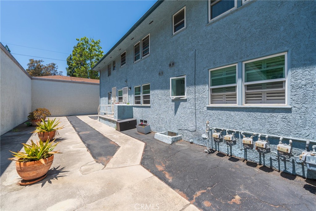 5835 Bowcroft Street, Unit 2 Los Angeles, CA 90016 - Photo 20 of 30 a building outdoor space with patio furniture and potted plants