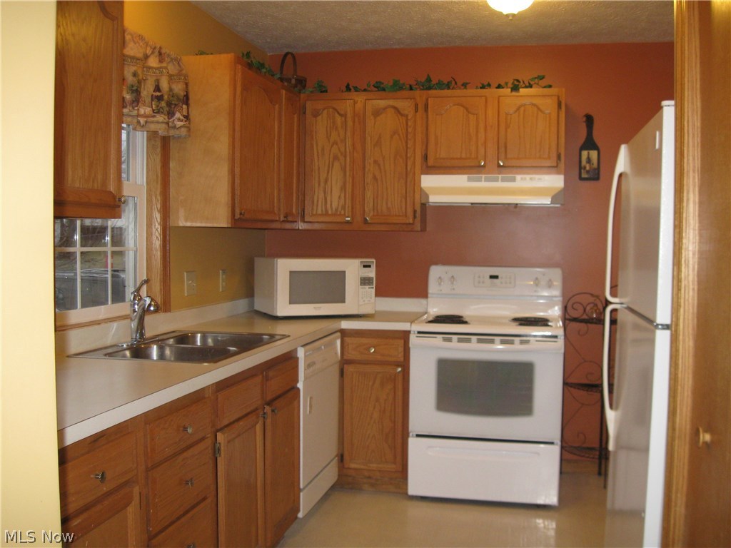 52 Beech Street Rittman, OH 44270 - Photo 3 of 35 Adorable kitchen faces front of house.