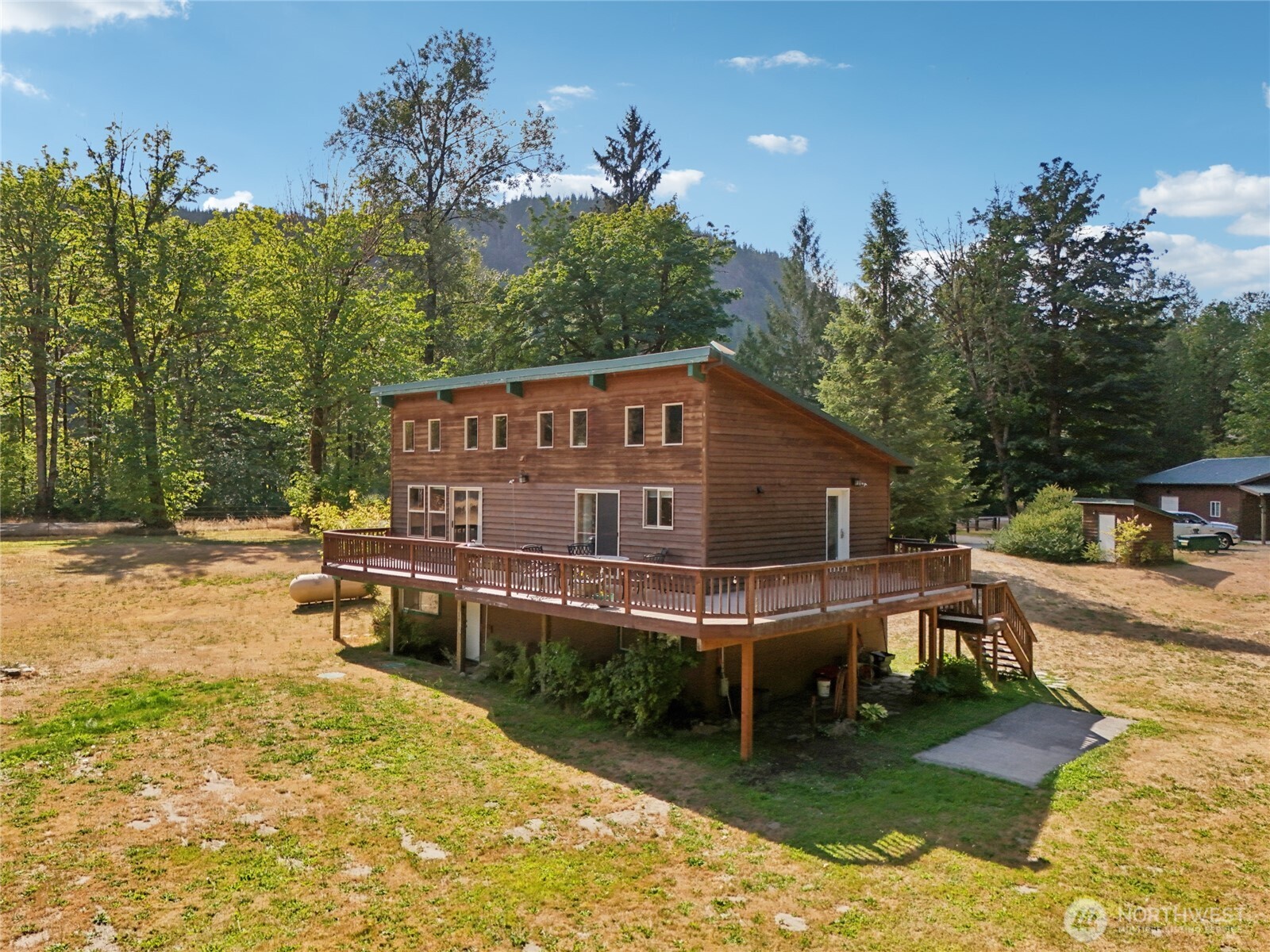 a view of a house with backyard and sitting area