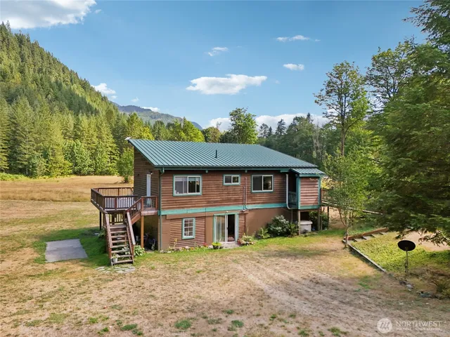 a view of a house with a yard