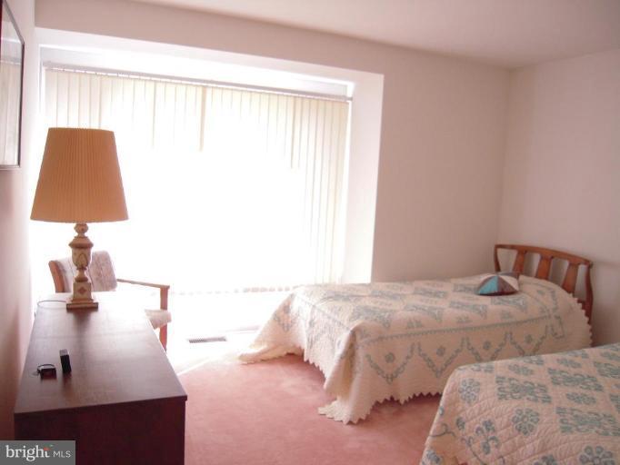 11509 Hemingway Drive Reston, VA 20194 - Photo 13 of 21 a bedroom with a bed and a lamp