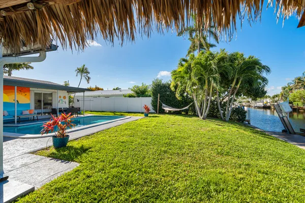 a view of a backyard