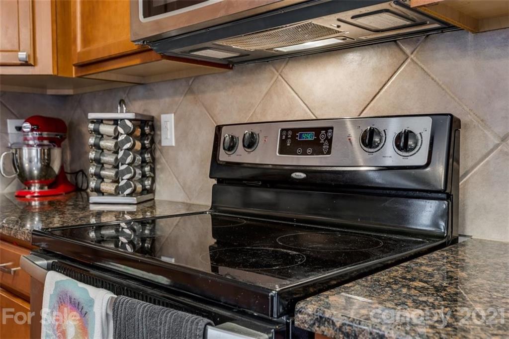 2174 Durand Road Fort Mill, SC 29715 - Photo 14 of 40 a close view of stove top oven