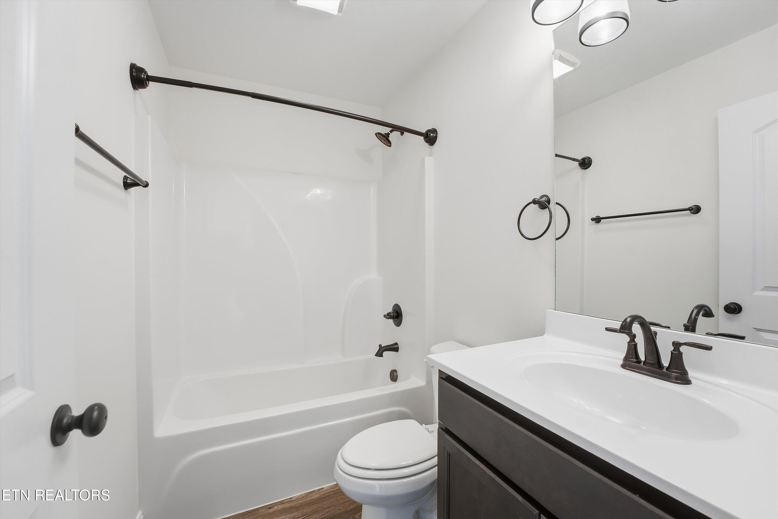 8000 Poplar Grove Lane Powell, TN 37849 - Photo 22 of 34 Upstairs Hall Bath