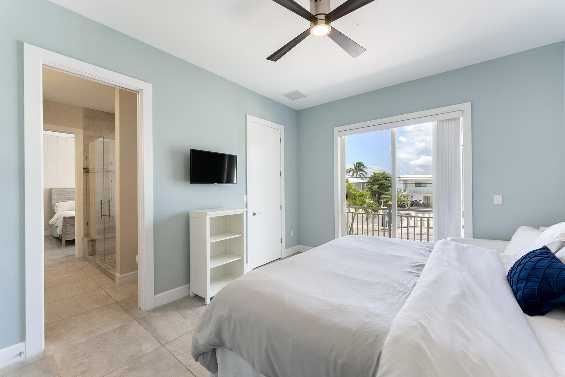78 North Bounty Lane Key Largo, FL 33037 - Photo 65 of 68 Jack and Jill bath for 2 bedrooms