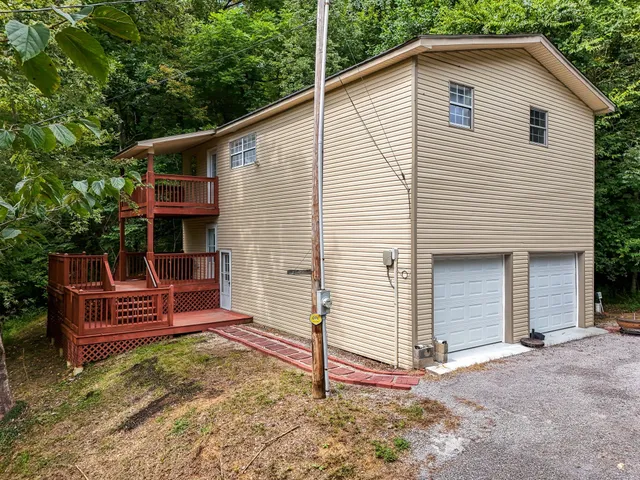 a view of a house with backyard