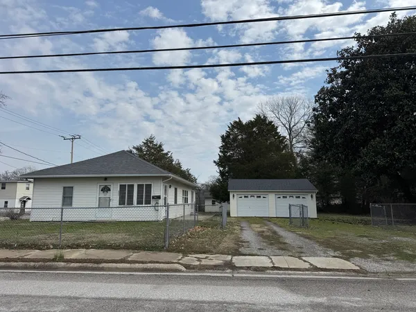 $100,000 | 806 North Maple Street, Benton, IL 62812