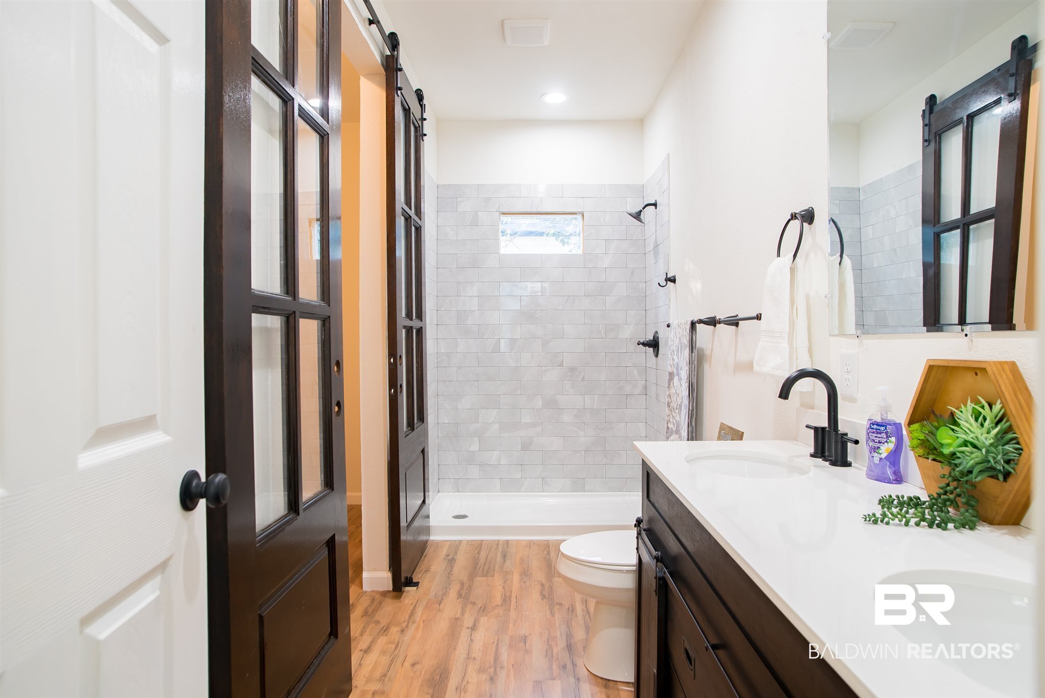 1005 New St Francis Street Mobile, AL 36604 - Photo 9 of 11 Master bathroom