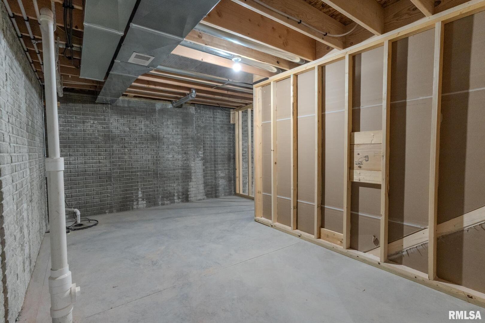 941 9th Avenue North Clinton, IA 52732 - Photo 24 of 24 a view of an empty room