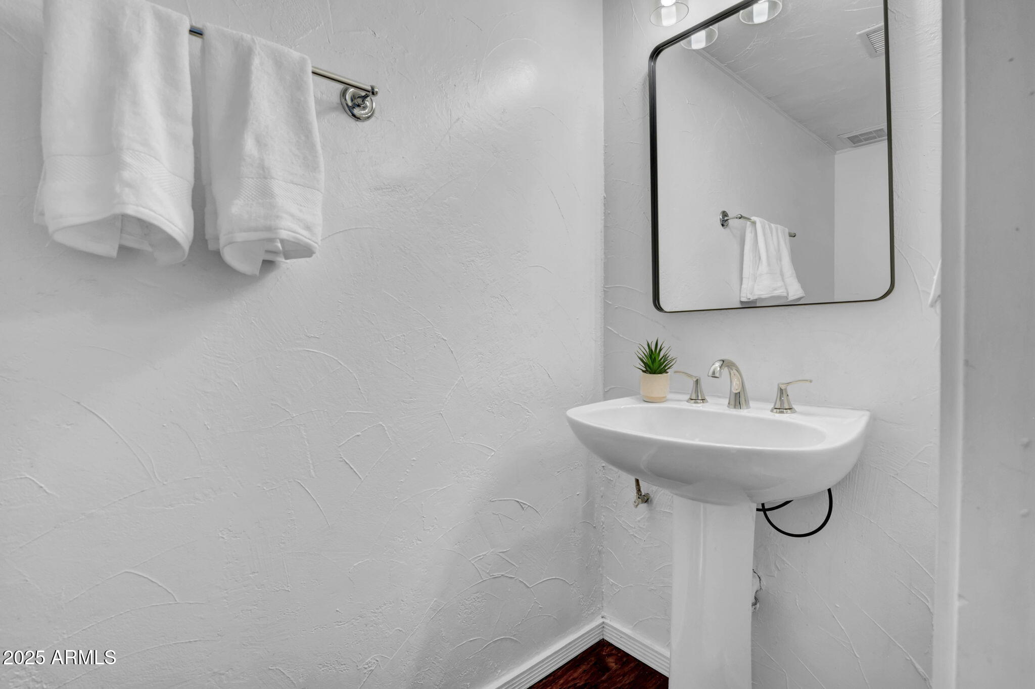 7977 West Wacker Road, Unit 134 Peoria, AZ 85381 - Photo 5 of 31 Downstairs Guest Bath