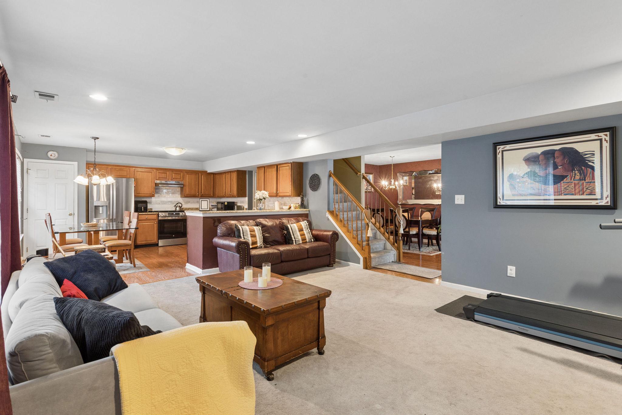 18 Hemingway Lane Columbus, NJ 08022 - Photo 10 of 27 Family room - open concept