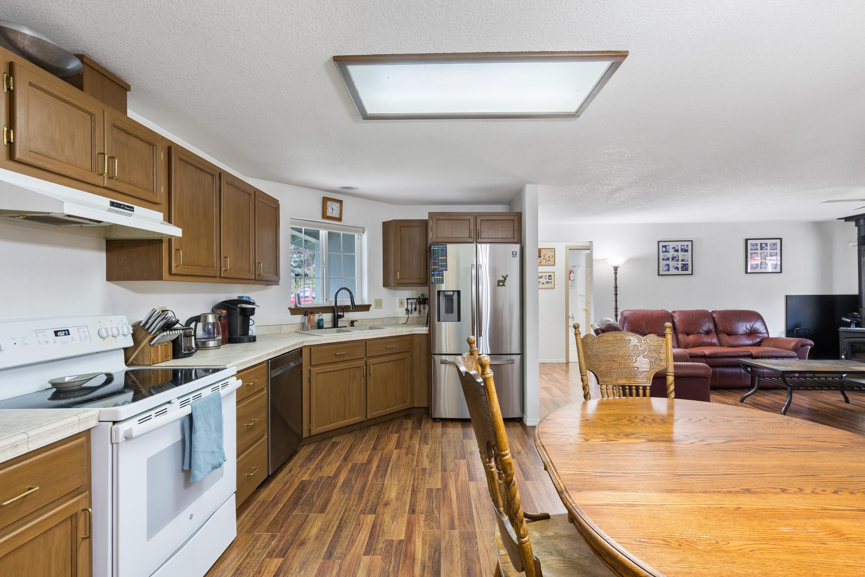 59895 Cheyenne Road Bend, OR 97702 - Photo 8 of 28 dining and kitchen