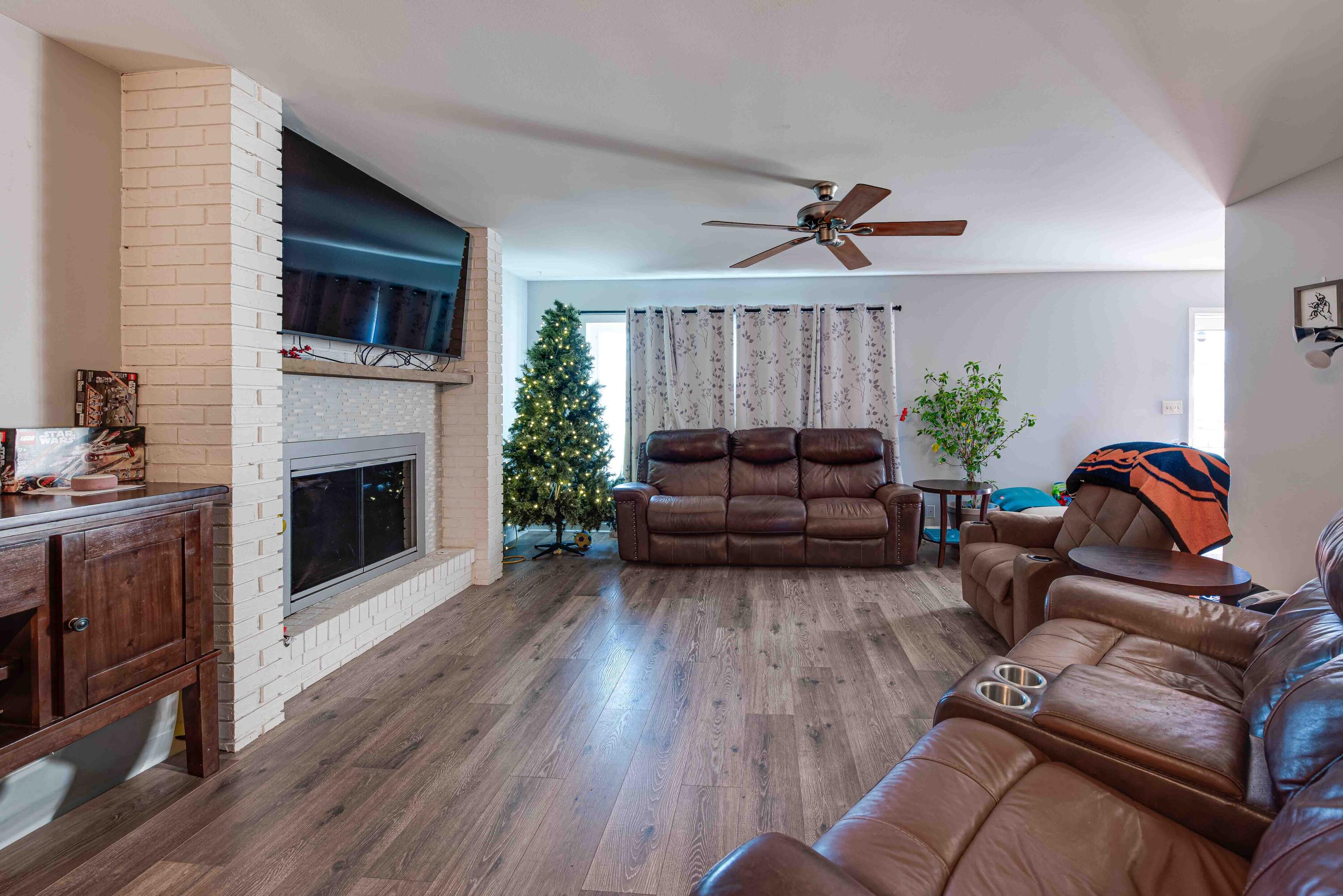 6721 59th Avenue Kenosha, WI 53142 - Photo 6 of 19 Living Room