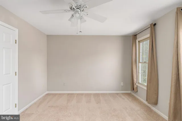 an empty room with closet and mirror