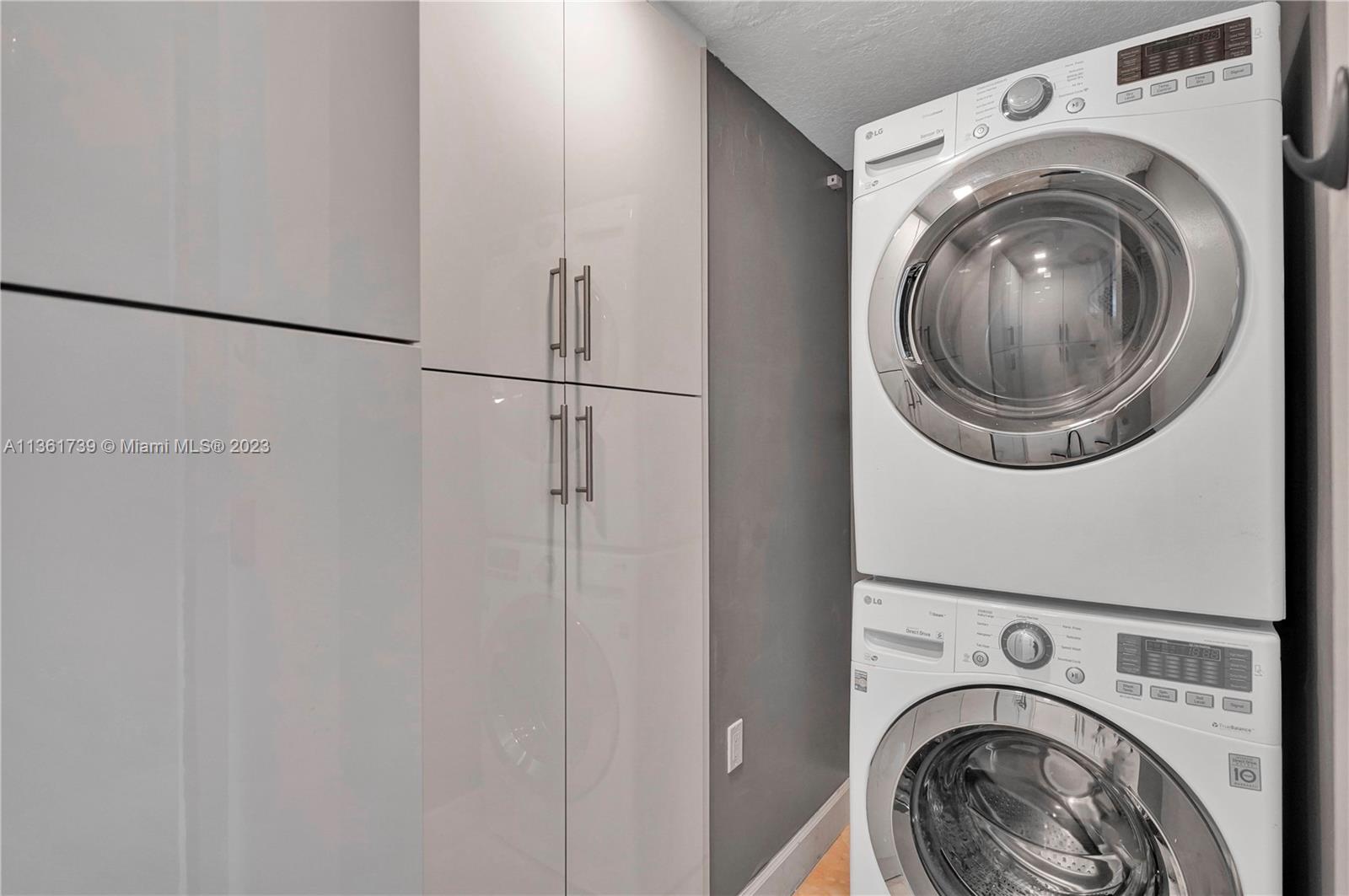 10 Venetian Way, Unit 603 Miami Beach, FL 33139 - Photo 21 of 30 a utility room with dryer and washer