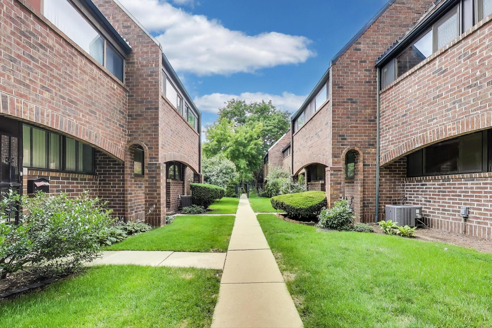 821 South Racine Avenue, Unit D Chicago, IL 60607 - Photo 16 of 20 a view of house with garden