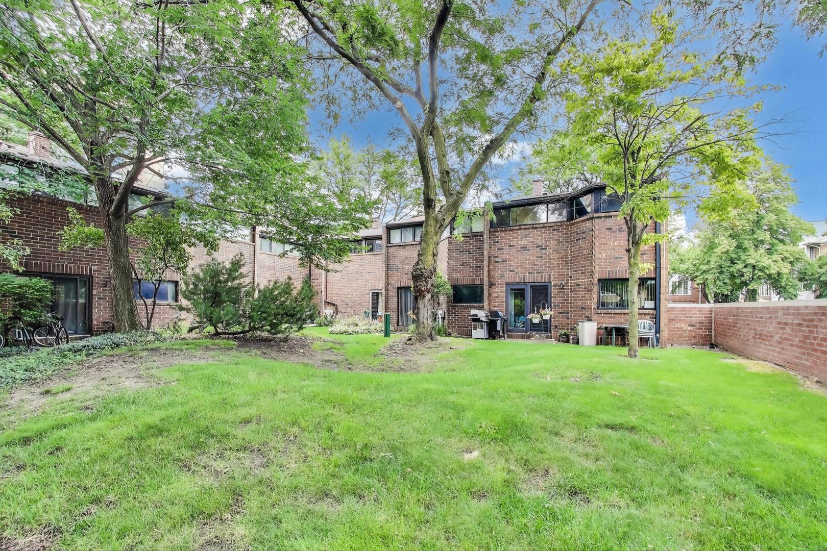 821 South Racine Avenue, Unit D Chicago, IL 60607 - Photo 17 of 20 a view of a house with a yard