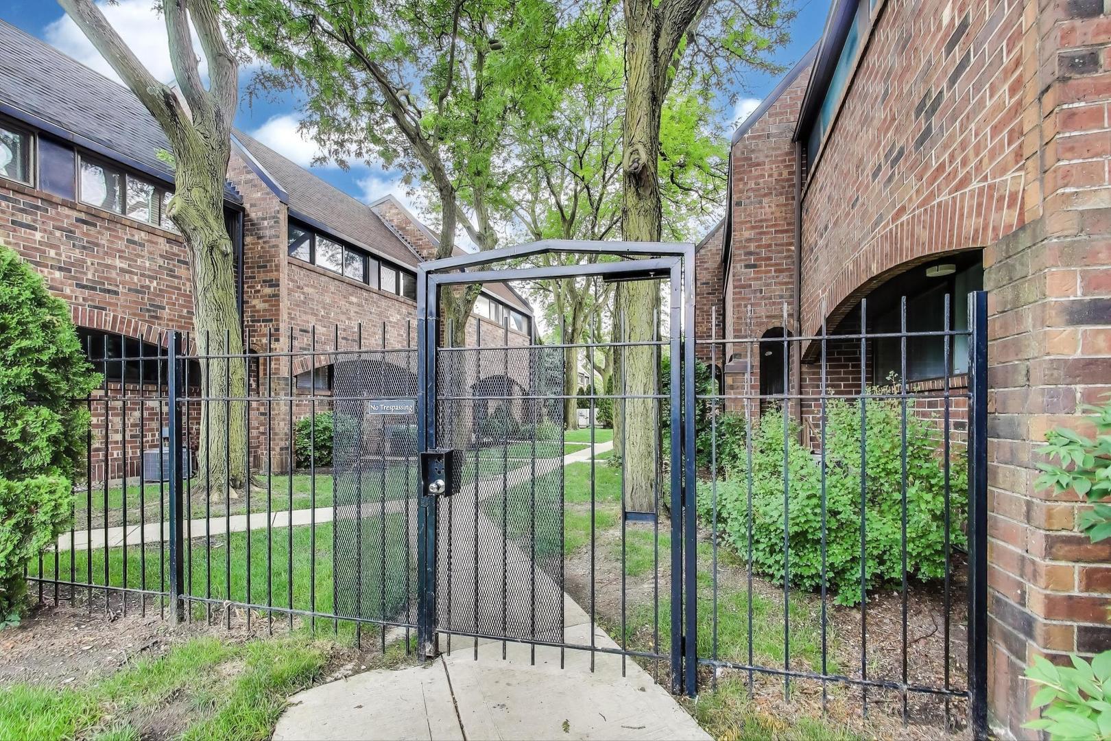 821 South Racine Avenue, Unit D Chicago, IL 60607 - Photo 2 of 20 a garden view