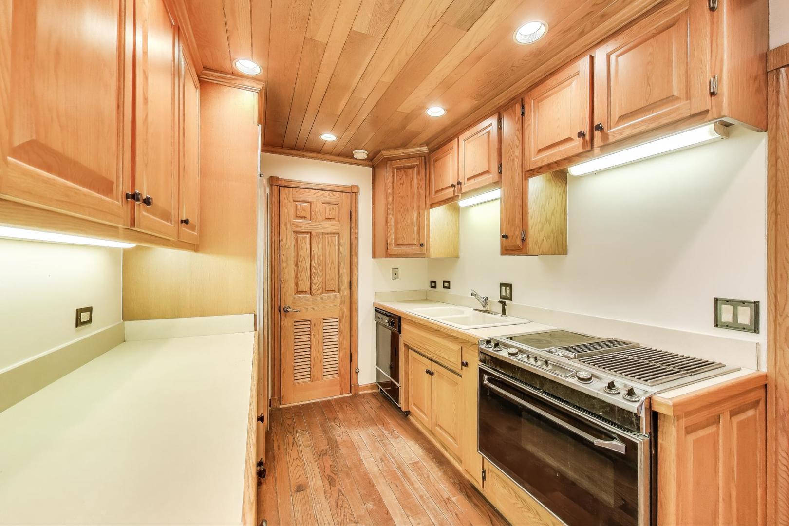 821 South Racine Avenue, Unit D Chicago, IL 60607 - Photo 7 of 20 a kitchen with a stove a sink and a refrigerator