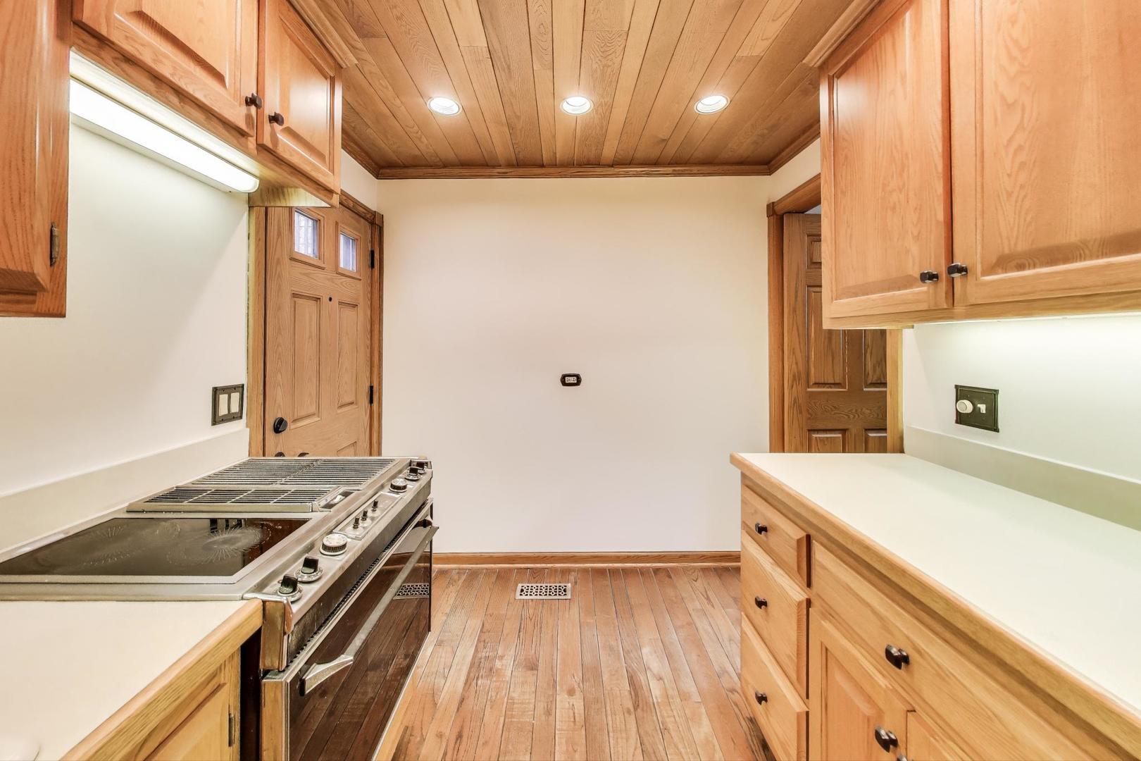 821 South Racine Avenue, Unit D Chicago, IL 60607 - Photo 8 of 20 a kitchen that has a sink a stove and wooden floor