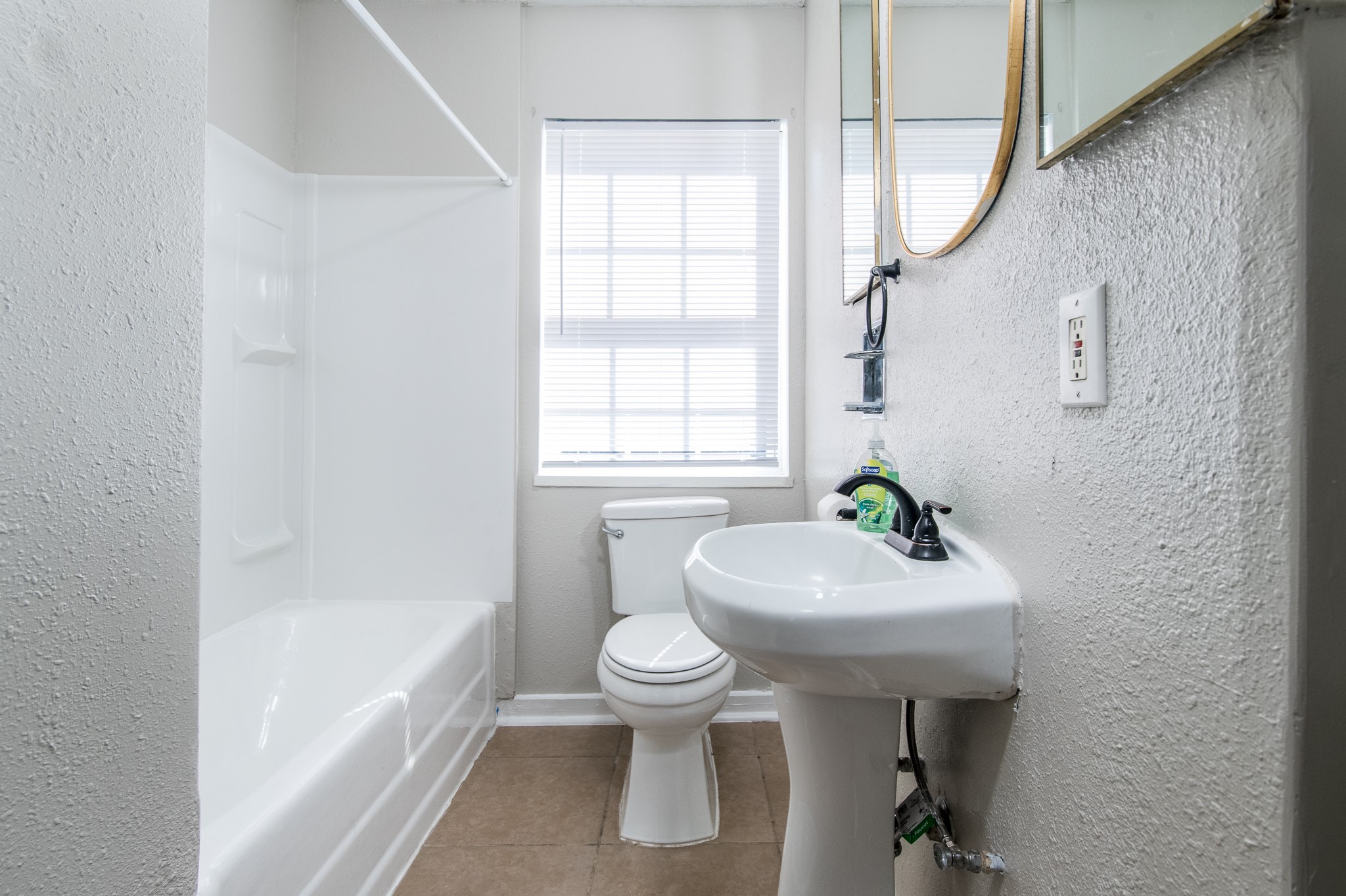 1007 East Main Street Tomball, TX 77375 - Photo 27 of 28 Main bath , bedrooms on oppisite sides