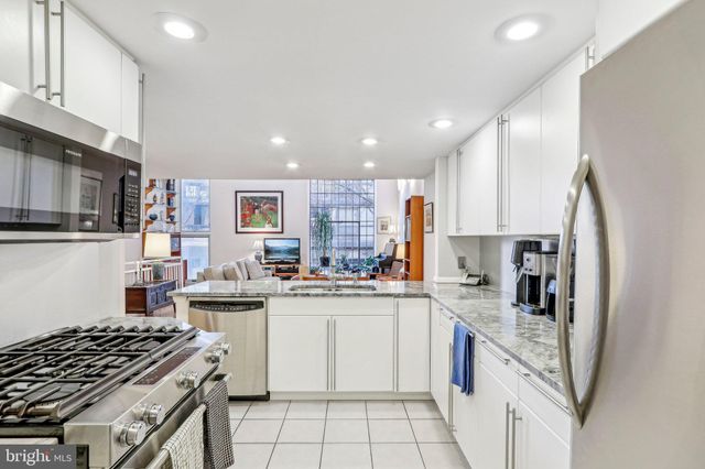 $655,000 | 32 St James Court, Philadelphia, PA 19106