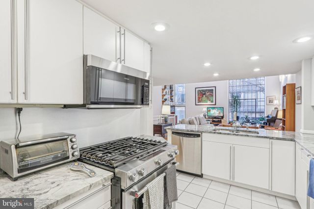 $655,000 | 32 St James Court, Philadelphia, PA 19106