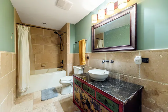 a view of a livingroom with furniture window and outside view