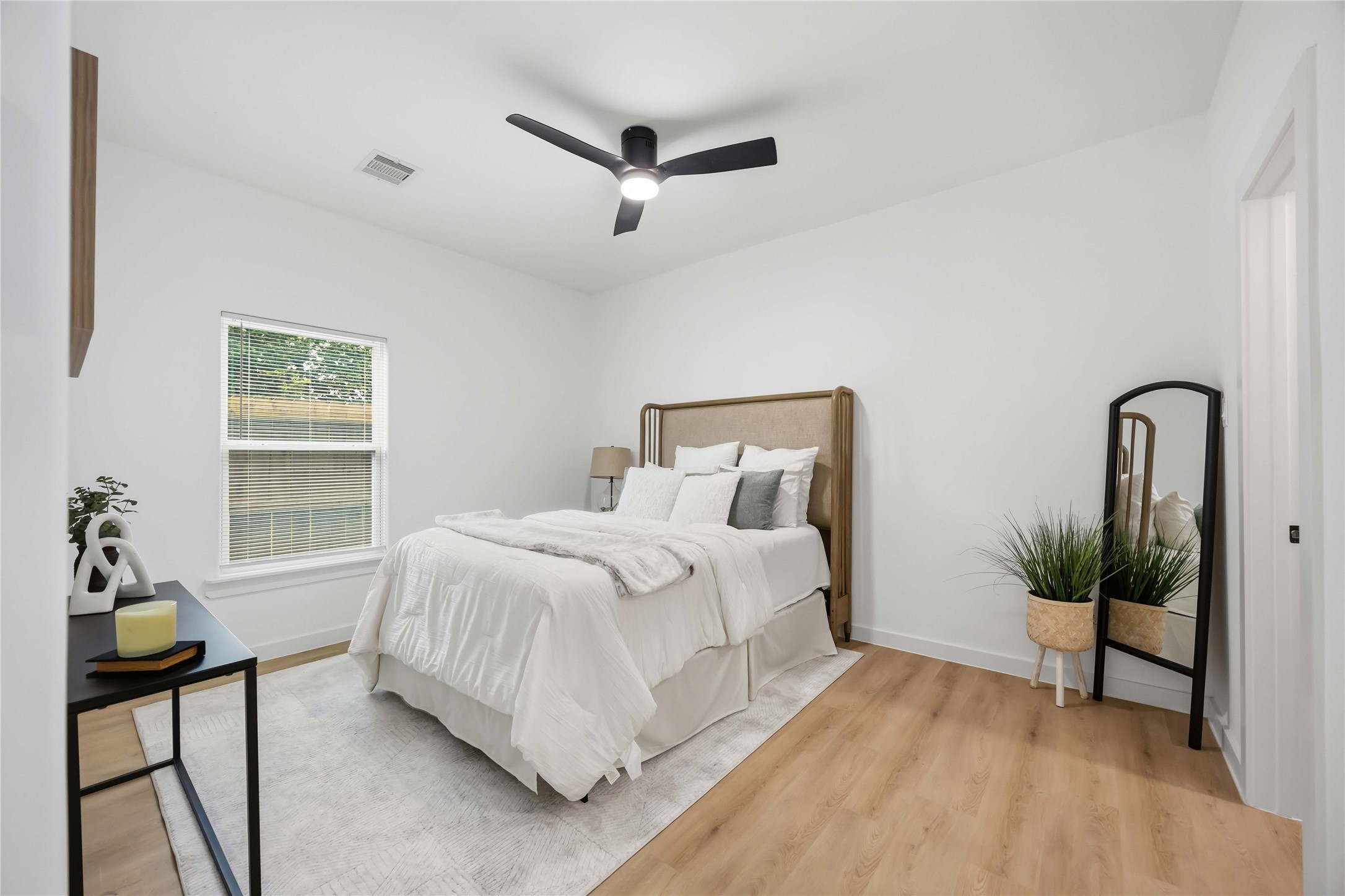 7944 Fields Street, Unit B Houston, TX 77028 - Photo 7 of 17 Primary bedroom on 1st floor