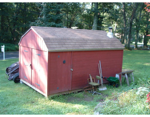 15 Seabrook Road Salisbury, MA 01952 - Photo 5 of 5 a backyard of a house with lots of green space