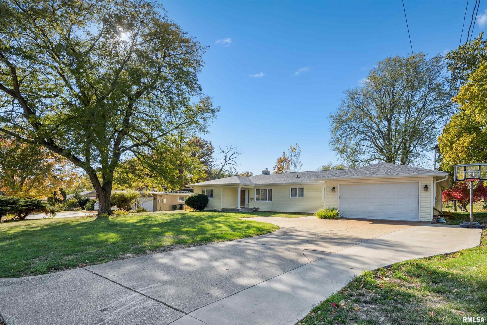 4132 Rodeo Road Davenport, IA 52806 - Photo 2 of 25