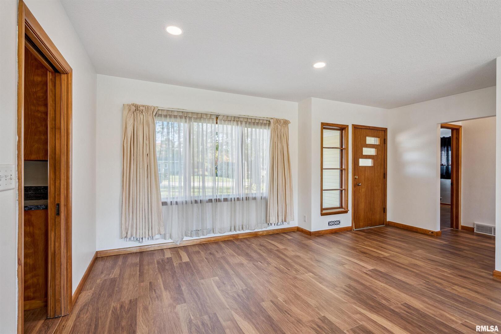 4132 Rodeo Road Davenport, IA 52806 - Photo 3 of 25