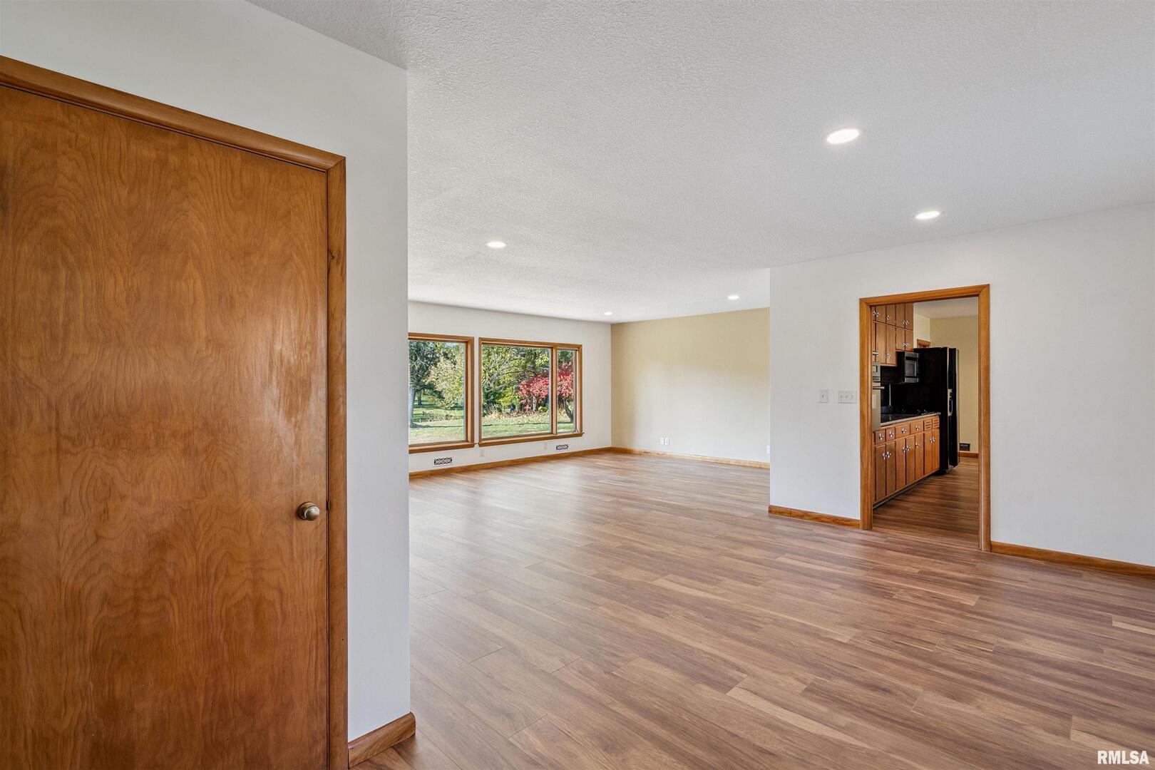 4132 Rodeo Road Davenport, IA 52806 - Photo 5 of 25