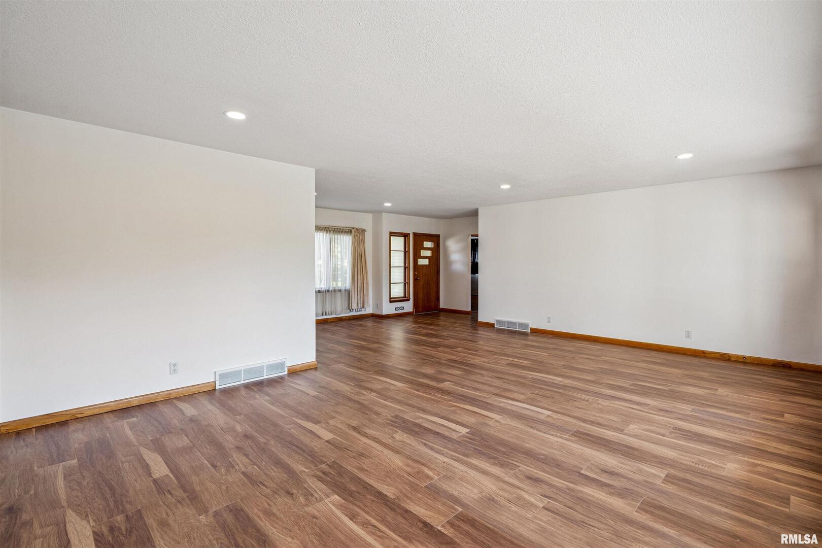 4132 Rodeo Road Davenport, IA 52806 - Photo 6 of 25