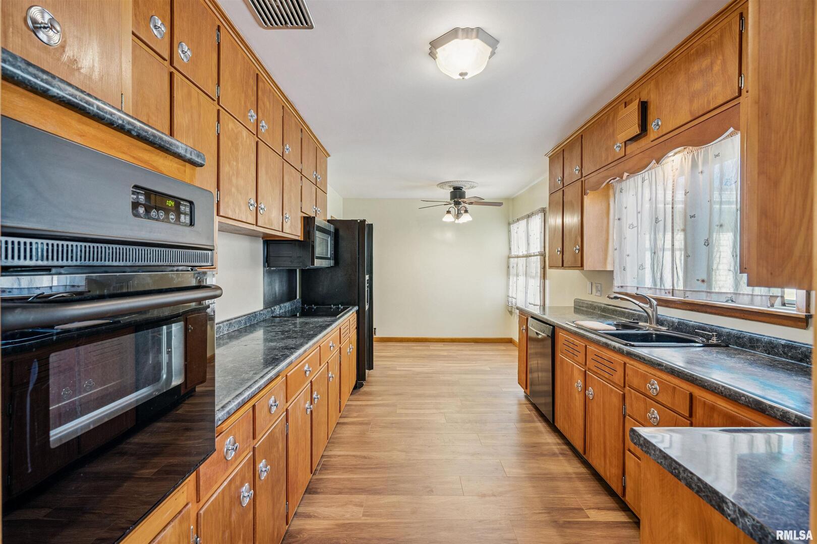 4132 Rodeo Road Davenport, IA 52806 - Photo 7 of 25