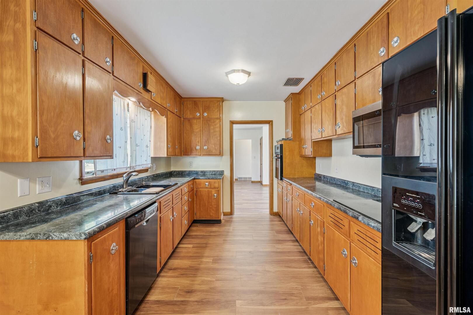 4132 Rodeo Road Davenport, IA 52806 - Photo 8 of 25