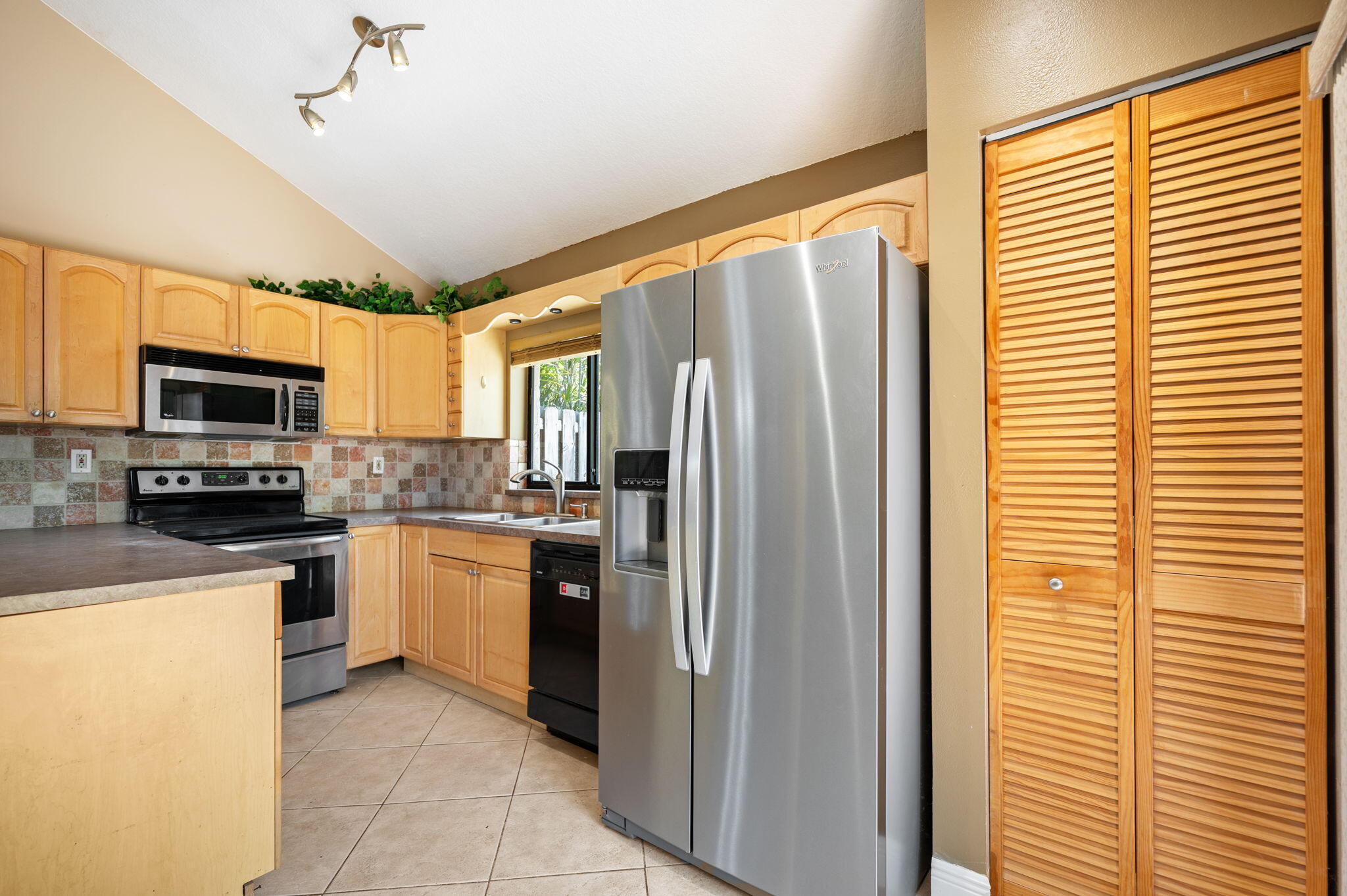 620 Commodore Drive Plantation, FL 33325 - Photo 10 of 36 15-web-or-mls-620-commodore-dr
