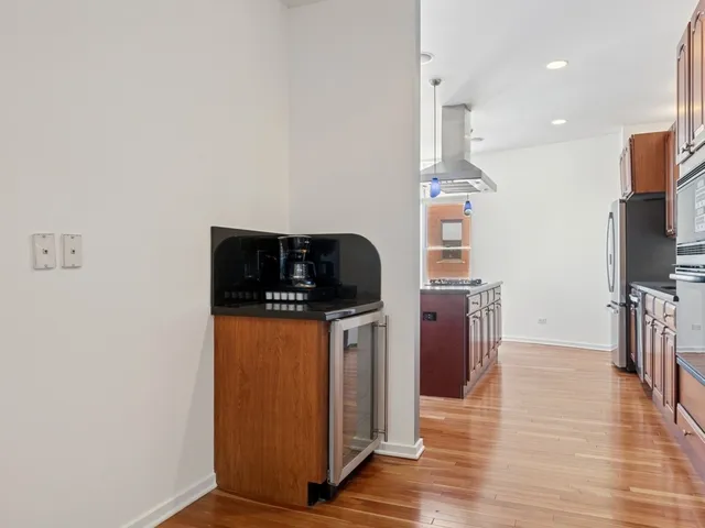 $1,100,000 | 501 North Kingsbury Street, Unit G, Chicago, IL 60654
