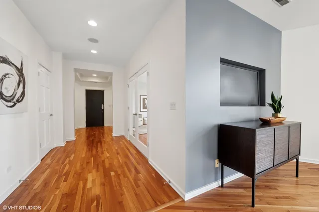 $1,100,000 | 501 North Kingsbury Street, Unit G, Chicago, IL 60654