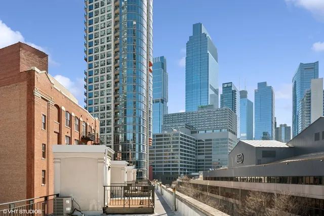 $1,100,000 | 501 North Kingsbury Street, Unit G, Chicago, IL 60654